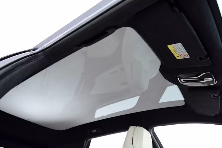 Không chỉ tiện nghi, GAC Aion LX Plus 2022 còn có phạm vi di chuyển sau khi sạc đầy pin khá lớn. Thông số chi tiết của xe ở 4 bản trang bị như sau: Aion LX Plus 80: Pin: 93,3 kW; Phạm vi di chuyển: 650 km; Công suất tối đa: 180 kW (240 mã lực); Mô-men xoắn cực đại: 350 Nm; Hệ dẫn động: 1 cầu; Thời gian tăng tốc từ 0-100 km/h: 7,8 giây.