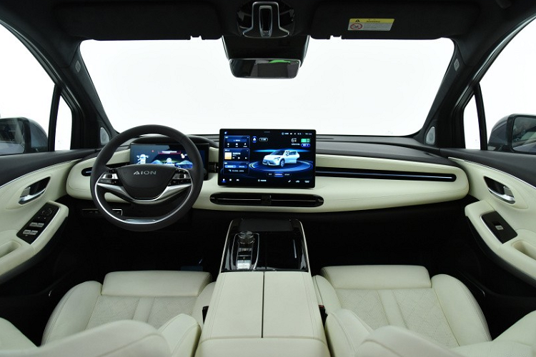 Thiết kế bên sườn của GAC Aion LX Plus 2022 tương đối mượt mà với đường vai xe kéo dài từ hốc bánh trước đến đèn hậu và tay nắm cửa chìm vào thân xe. Đường vai xe này chẳng những nâng cao dần lên mà còn có thiết kế sắc sảo. Trong khi đó, các cột của xe đều được sơn màu đen, tạo hiệu ứng nóc "lơ lửng".