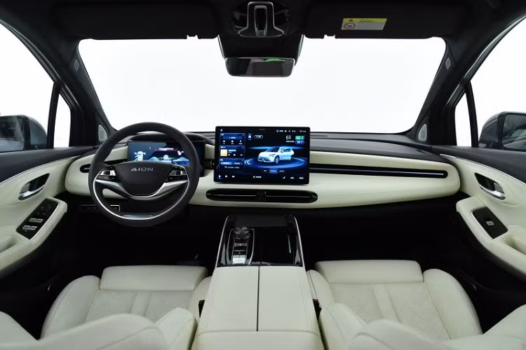 Thiết kế bên sườn của GAC Aion LX Plus 2022 tương đối mượt mà với đường vai xe kéo dài từ hốc bánh trước đến đèn hậu và tay nắm cửa chìm vào thân xe. Đường vai xe này chẳng những nâng cao dần lên mà còn có thiết kế sắc sảo. Trong khi đó, các cột của xe đều được sơn màu đen, tạo hiệu ứng nóc "lơ lửng".