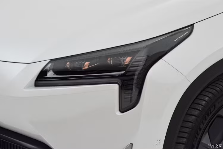 Giá xe GAC Aion LX Plus 2022 tại thị trường Trung Quốc dao động từ 286.600 - 459.600 Nhân dân tệ (khoảng 1 - 1,6 tỷ đồng). Giá bán này đã được áp dụng ưu đãi dành cho ôtô điện của chính phủ Trung Quốc.