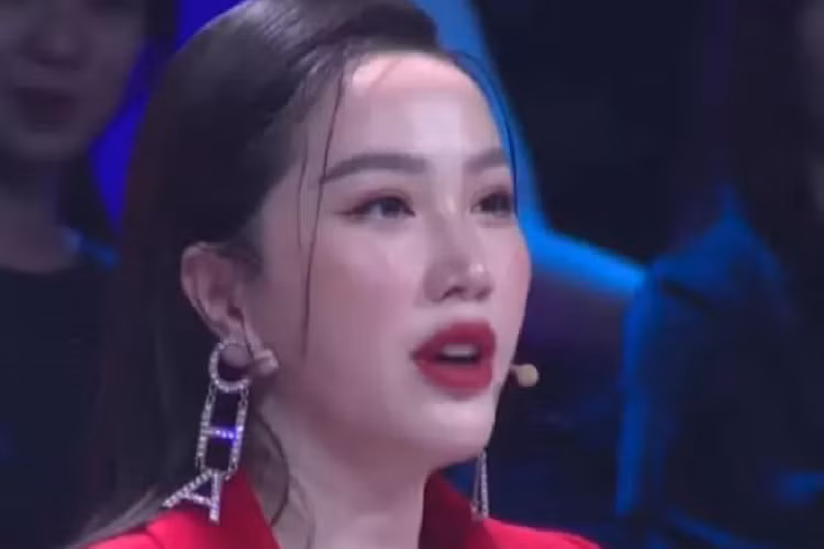 Bảo Thy cũng từng bị nhận xét tăng cân, gương mặt tròn trịa khi lên truyền hình.