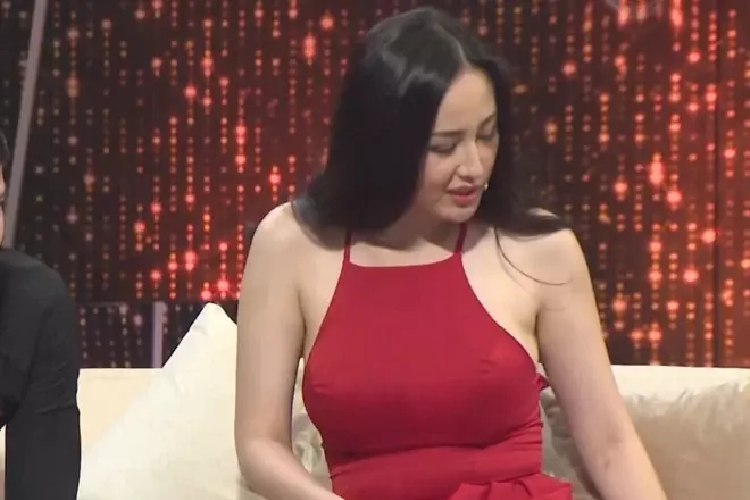 Chân dài 8X diện đầm màu đỏ, có thiết kế cổ yếm nhưng vô tình khiến cô mất điểm vì lộ thân hình tròn trịa. Bờ vai và cánh tay của Mai Phương Thúy lực lưỡng ngang ngửa đàn anh Huy Khánh ngồi cạnh. Chính Mai Phương Thúy còn phải thốt lên: "Chợt nhận ra bạn to bằng 3 người kia gộp lại".