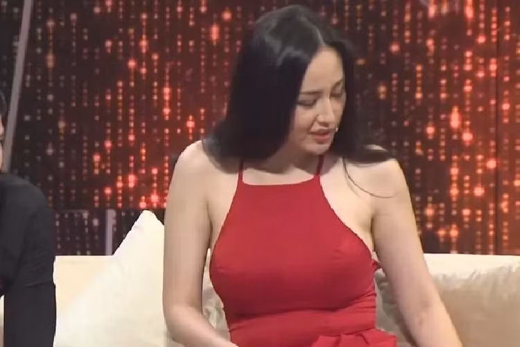 Chân dài 8X diện đầm màu đỏ, có thiết kế cổ yếm nhưng vô tình khiến cô mất điểm vì lộ thân hình tròn trịa. Bờ vai và cánh tay của Mai Phương Thúy lực lưỡng ngang ngửa đàn anh Huy Khánh ngồi cạnh. Chính Mai Phương Thúy còn phải thốt lên: "Chợt nhận ra bạn to bằng 3 người kia gộp lại".