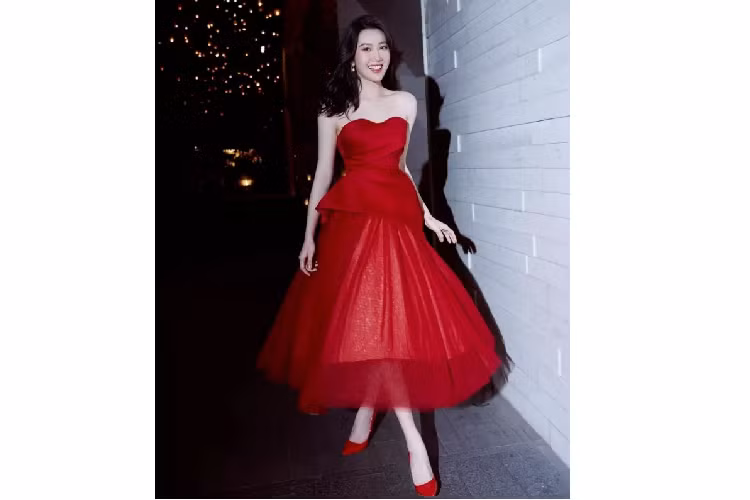 Thành công trong loạt dự án phim truyền hình như "Gạo Nếp Gạo Tẻ", "Cây Táo Nở Hoa"..., Thúy Ngân trở thành cái tên nhận được nhiều yêu mến, có lượng fan đông đảo. Trên trang cá nhân, người đẹp 9X thường xuyên đăng tải hình ảnh khoe nhan sắc xinh đẹp, bờ vai thon thả, gợi cảm. 