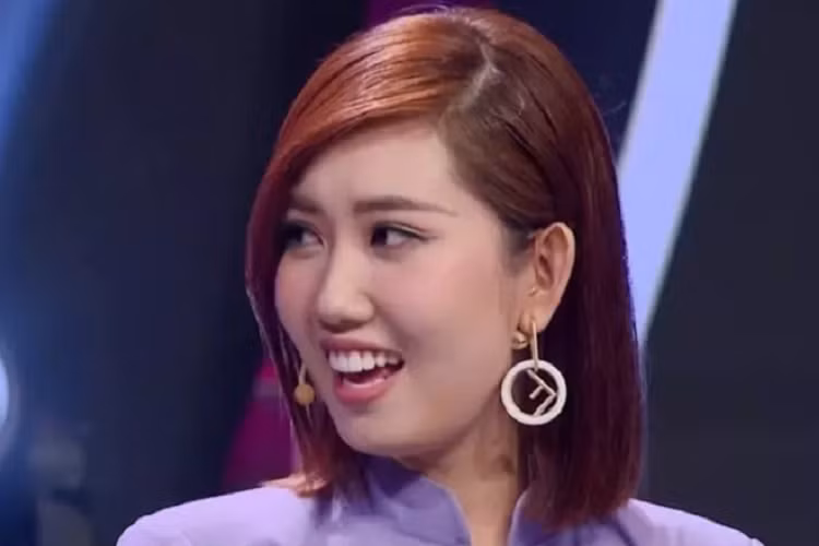 Xinh đẹp là thế nhưng Thúy Ngân cũng từng có thời điểm bị dìm nhan sắc trên sóng truyền hình. Cụ thể, ở một số khoảnh khắc ,cô nàng để lộ gương mặt có phần mũm mĩm, xương to khiến thân hình nữ diễn viên "đô con".