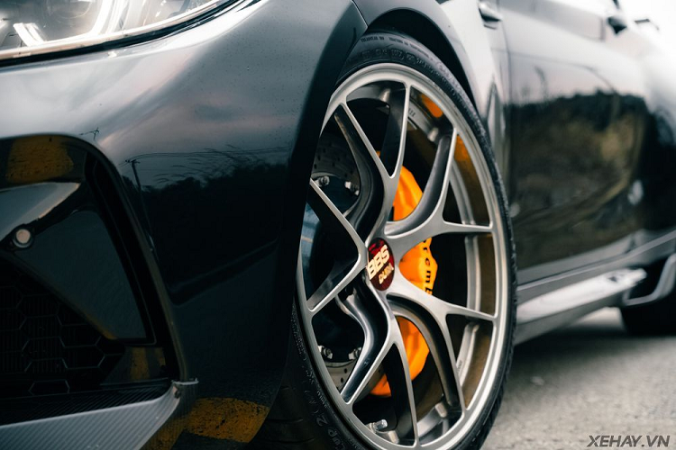 Xe được trang bị mâm xe BBS 5 chấu kép, kết hợp bộ phanh 4 pit và đĩa phanh Brembo màu vàng nổi bật.