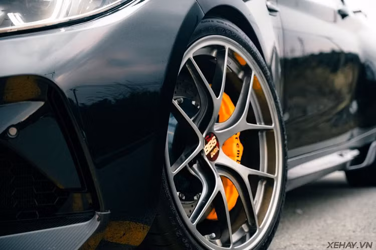 Xe được trang bị mâm xe BBS 5 chấu kép, kết hợp bộ phanh 4 pit và đĩa phanh Brembo màu vàng nổi bật.
