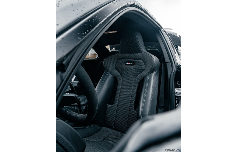 Ở phía sau, xe được trang bị ống xả của Fi Exhaust có chức năng đóng mở van on/off mang lại cho chiếc M2 âm thanh uy lực hơn rất nhiều so với nguyên bản. Đuôi xe được trang bị cánh gió carbon hiệu năng cao M Performance của BMW M4 thế hệ mới.