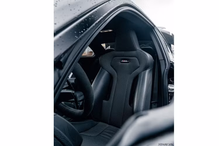 Ở phía sau, xe được trang bị ống xả của Fi Exhaust có chức năng đóng mở van on/off mang lại cho chiếc M2 âm thanh uy lực hơn rất nhiều so với nguyên bản. Đuôi xe được trang bị cánh gió carbon hiệu năng cao M Performance của BMW M4 thế hệ mới.