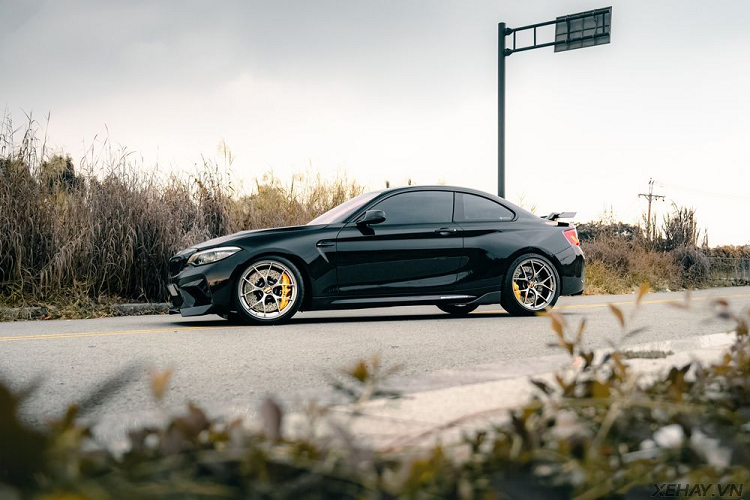 Bản độ BMW M2 do garage Phiphi Performance – một xưởng chuyên độ BMW tại Sài Gòn thực hiện. Đầu tiên, hãng độ đã sử dụng cản trước của M2 Competition thay cho phần cản trước nguyên bản kết hợp với lip trước được làm từ chất liệu carbon, làm giảm trọng lượng, tăng độ thẩm mĩ và tính thể thao cho chiếc xe.