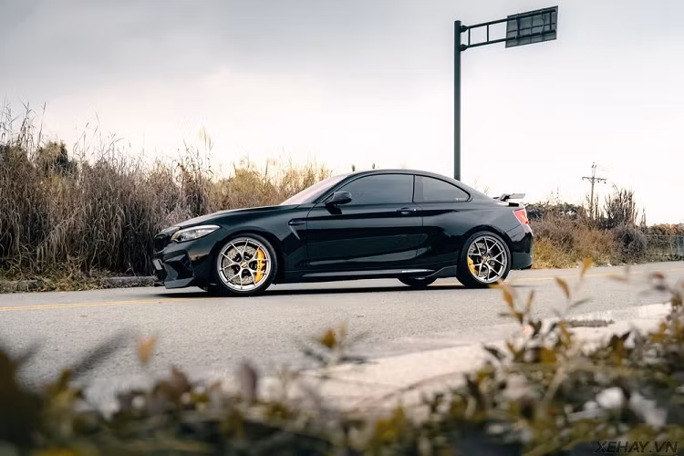 Bản độ BMW M2 do garage Phiphi Performance – một xưởng chuyên độ BMW tại Sài Gòn thực hiện. Đầu tiên, hãng độ đã sử dụng cản trước của M2 Competition thay cho phần cản trước nguyên bản kết hợp với lip trước được làm từ chất liệu carbon, làm giảm trọng lượng, tăng độ thẩm mĩ và tính thể thao cho chiếc xe.