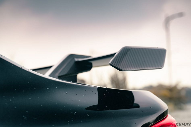 Chi tiết này không chỉ tằn tính thẩm mĩ còn tăng lực ép xuống mặt đường giúp xe bám đường và ổn định hơn khi chạy tốc độ cao. Ngoài ra, tương tự như cụm đèn trước, đèn hậu cũng được nâng cấp lên loại LCI LED.