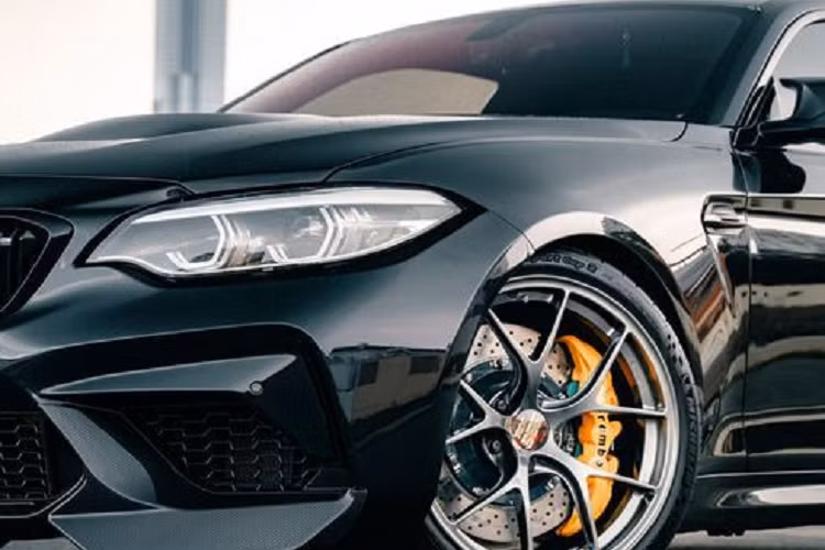 Xưởng độ không đề cập đến mức giá độ xe BMW M2 này cũng như hệ truyền động, nhiều khả năng xe vẫn sử dụng khối động cơ nguyên bản là loại 6 xy-lanh dung tích 3,0 lít tăng áp công suất 365 mã lực và 465 Nm. Với sức mạnh đó, BMW M2 có thể tăng tốc từ 0-100 km/h trong 4,3 giây (chỉ thua BMW M4 0,2 giây) và tốc độ tối đa đạt 250 km/h.