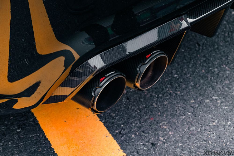 Đặc biệt, khu vực trần xe bao gồm cả ăng ten vây cá mập cũng được làm từ carbon. Điều này không những tăng tính thẩm mỹ cho xe mà còn hỗ trợ giảm trọng lượng khá nhiều mang lại hiệu năng cao hơn cho xe.