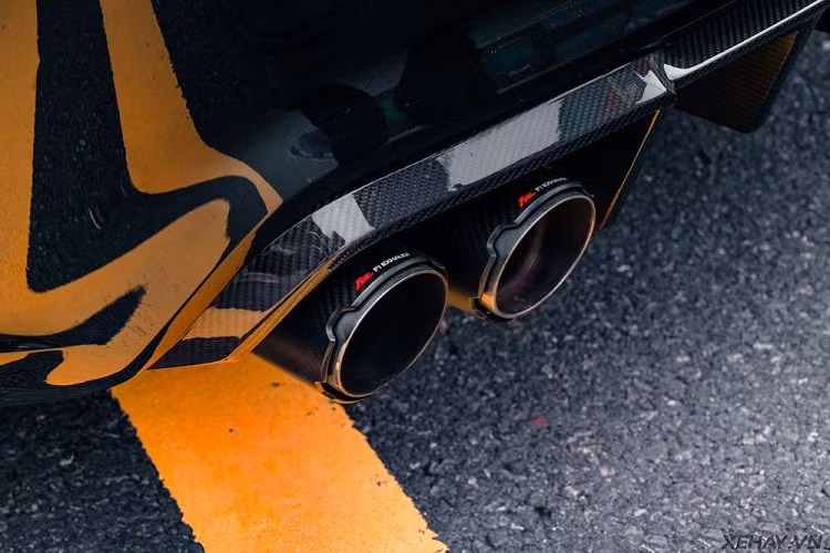 Đặc biệt, khu vực trần xe bao gồm cả ăng ten vây cá mập cũng được làm từ carbon. Điều này không những tăng tính thẩm mỹ cho xe mà còn hỗ trợ giảm trọng lượng khá nhiều mang lại hiệu năng cao hơn cho xe.