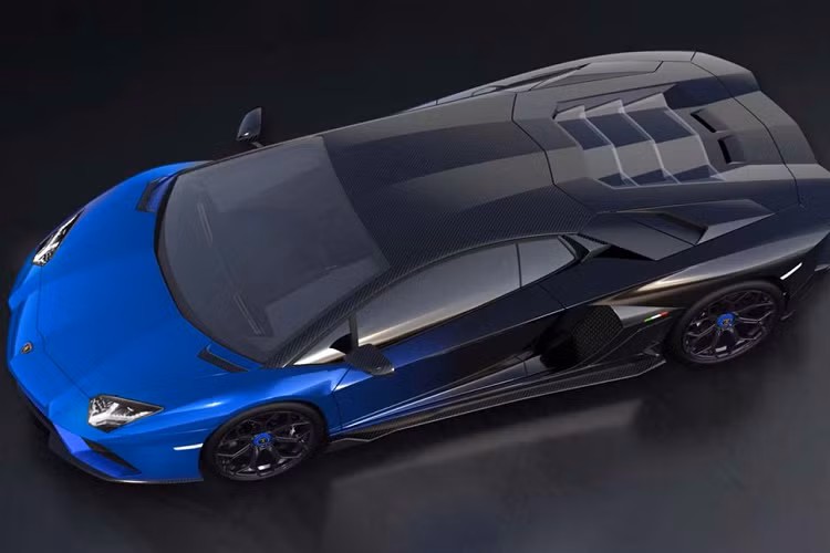 Bên trong xe tràn ngập các bề mặt màu đen và viền màu cam - cũng có hiệu ứng chuyển màu tương tự như bên ngoài.