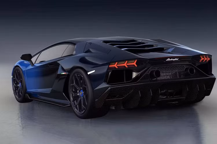 Màu sơn của chiếc siêu xe Lamborghini Aventador LP 780-4 Ultimae cuối cùng được pha trộn giữa màu xanh dương Blue Nethuns và màu đen Nero Noctis, với tông màu sáng hơn ở phía trước và chuyển sang đen tuyền ở phía sau.