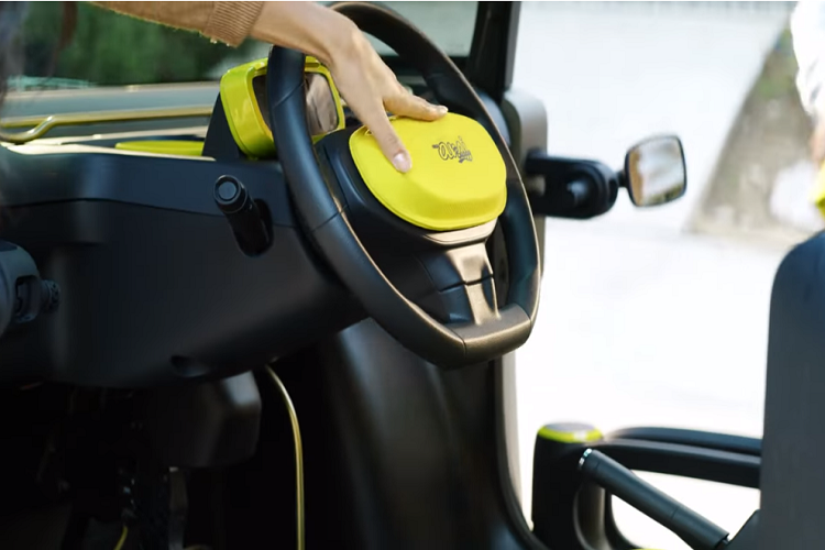 Phiên bản lần này của Citroen My Ami Buggy có phần thân màu xanh đậm với những điểm nhấn màu vàng nhạt. Đi kèm với một bộ vành màu đồng với nắp chụp bánh màu đen.