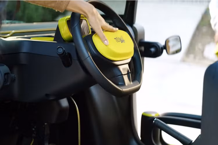 Phiên bản lần này của Citroen My Ami Buggy có phần thân màu xanh đậm với những điểm nhấn màu vàng nhạt. Đi kèm với một bộ vành màu đồng với nắp chụp bánh màu đen.