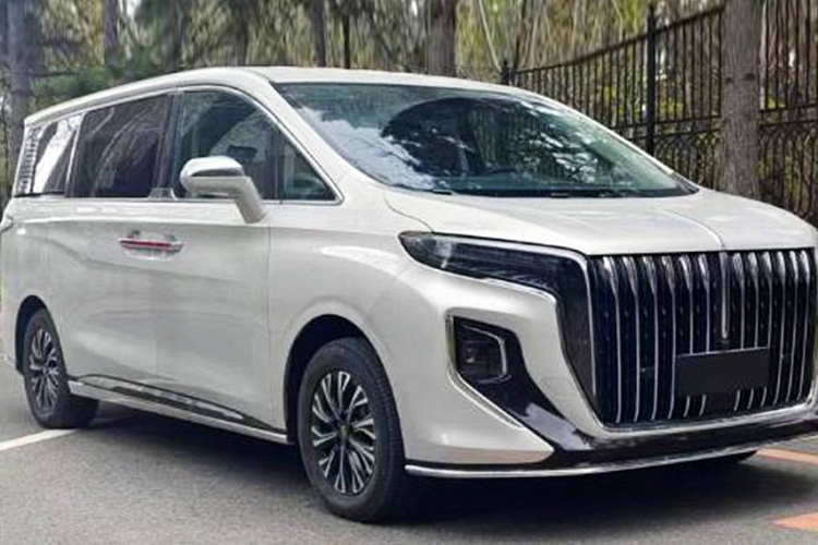 Là mẫu xe MPV chạy điện đầu tiên của Hồng Kỳ, Q8 sở hữu thiết kế ngoại thất đặc trưng của thương hiệu Trung Quốc. Theo đó, xe được trang bị lưới tản nhiệt cỡ lớn trên đầu xe với những nan mạ crôm nằm dọc, gợi liên tưởng đến thác nước. Lưới tản nhiệt của Hồng Kỳ Q8 kéo dài từ nắp ca-pô xuống gần hết cản trước và được bao quanh bằng đèn chào mừng. Ở giữa lưới tản nhiệt cũng có logo màu đỏ kéo lên giữa nắp ca-pô tương tự các mẫu xe khác của thương hiệu Hồng Kỳ.