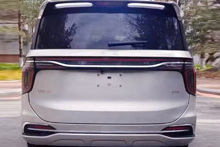 Ở đằng sau, mẫu MPV cỡ lớn này có thiết kế khá ấn tượng nhờ cụm đèn hậu nằm dọc, nối với nhau bằng dải đèn và nẹp mạ crôm ở giữa. Trên cản sau cũng có nẹp mạ crôm vắt ngang và bao quanh đèn phản quang. Bộ khuếch tán gió giả bên dưới cản sau mang đến vẻ thể thao cho mẫu MPV cỡ lớn này.