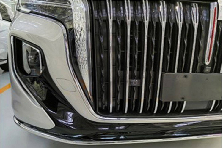 Chưa hết, Hồng Kỳ Q8 còn được trang bị hệ thống đèn 2 tầng trên đầu xe. Trong đó, dải đèn LED định vị ban ngày cửa xe nằm trên và đèn pha được đặt bên dưới. 2 hốc đèn pha của xe được nối với nhau bằng nẹp màu đen bóng hình chữ "U". Bên dưới cản trước còn có nẹp mạ crôm để trang trí cho cánh lướt gió. Xe cũng có cửa trượt bên sườn, thêm vào đó là ốp gương chiếu hậu tích hợp đèn báo rẽ và bộ vành hợp kim đa chấu sơn 2 màu.