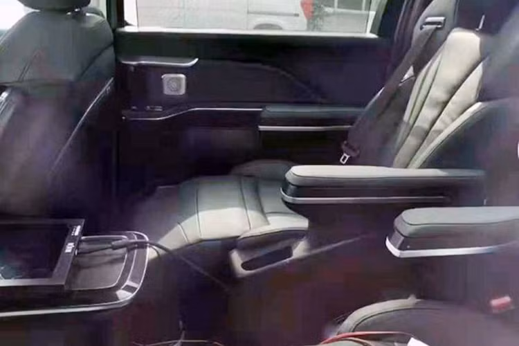 Hiện chưa có hình ảnh chính thức của nội thất bên trong Hồng Kỳ Q8. Tuy nhiên, hình ảnh chụp trên đường thử cho thấy mẫu xe này được trang bị nội thất 2+2+3 chỗ ngồi. Ở giữa là 2 ghế thương gia có bệ tì tay riêng và bệ đỡ bắp chân.