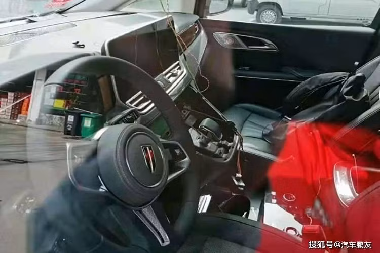 Tiếp đến là vô lăng 3 chấu, tích hợp phím chức năng và màn hình thông tin giải trí cỡ lớn nằm độc lập trên mặt táp-lô. Ngay bên dưới màn hình này là cửa gió điều hòa và cụm điều khiển trung tâm đặt cao.