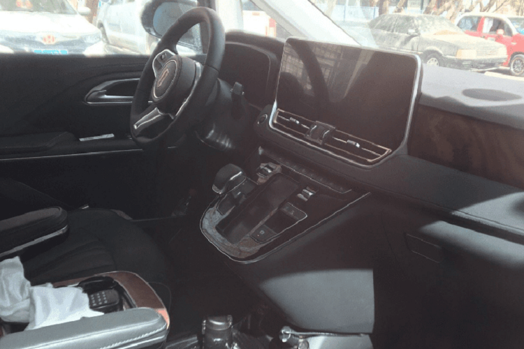 Theo Bộ Công nghiệp và Công nghệ Thông tin Trung Quốc, Hồng Kỳ Q8 sở hữu chiều dài 5.222 mm, chiều rộng 2.005 mm, chiều cao 1.935 mm cùng chiều dài cơ sở 3.200 mm. Như vậy, mẫu xe Trung Quốc này có kích thước lớn hơn "chuyên cơ mặt đất" Toyota Alphard (chiều dài 4.945 mm, chiều rộng 1.850 mm, chiều cao 1.890 mm và chiều dài cơ sở 3.000 mm).