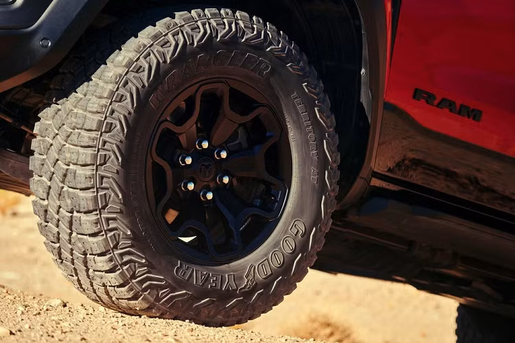 Nội công của siêu bán tải Ram 1500 TRX 2021 sẽ đồng hành cùng hộp số tự động 8 cấp và hệ dẫn động 4 bánh, nhờ đó, mẫu xe bán tải được mệnh danh là mạnh nhất thế giới chỉ mất thời gian 4,5 giây để tăng tốc từ vị trí xuất phát lên 96 km/h trước khi đạt tốc độ tối đa 190 km/h.