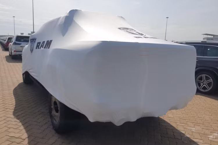 Theo đó, chiếc xe bán tải hạng nặng Ram 1500 TRX 2021 được che bạt cẩn thận và hứa hẹn sẽ có màn ra mắt hoành tráng vào cuối tuần này. Giá xe Ram 1500 TRX 2021 chưa được tiết lộ nhưng các phiên bản của xe RAM 1500 có giá bán chính hãng từ 5,38 tỷ đồng đến 5,68 tỷ đồng.