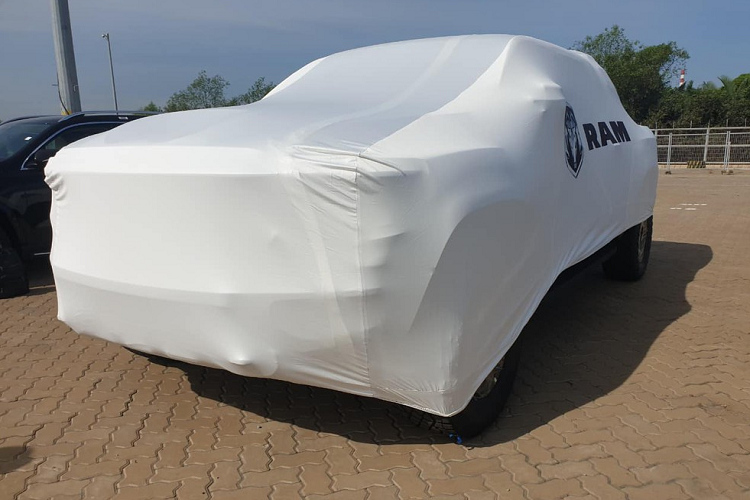 Thông tin chúng tôi có được, chiếc xe bán tải cỡ lớn này sẽ là phiên bản siêu bán tải Ram 1500 TRX 2021, được mệnh danh là 1 trong những siêu bán tải mạnh nhất hiện nay. Những hình ảnh hiếm hoi về chiếc xe Ram 1500 TRX 2021 chính hãng đầu tiên đã được chia sẻ lên mạng xã hội trong ngày hôm qua.