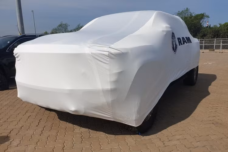 Thông tin chúng tôi có được, chiếc xe bán tải cỡ lớn này sẽ là phiên bản siêu bán tải Ram 1500 TRX 2021, được mệnh danh là 1 trong những siêu bán tải mạnh nhất hiện nay. Những hình ảnh hiếm hoi về chiếc xe Ram 1500 TRX 2021 chính hãng đầu tiên đã được chia sẻ lên mạng xã hội trong ngày hôm qua.