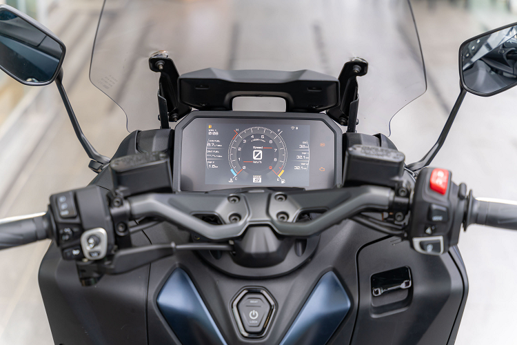 Yamaha Xmax 300 2022 cũng được Yamaha ưu ái trang bị nhiều công nghệ hỗ trợ giúp mang đến khả năng kiểm soát, cũng như tăng tính an toàn và sự tự tin cho người lái. Điển hình là hệ thống kiểm soát độ bám đường (TCS), hai chế độ lái D-mode cùng chìa khoá chống trộm, cặp màn hình LCD và ổ cắm 12V để sạc nhanh điện thoại khi cần thiết.