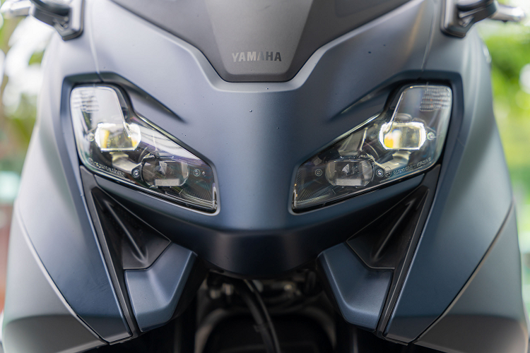 Hệ thống treo của Xmax 300 sử dụng phuộc KYB ống lồng kẹp đôi phía trước và phuộc KYB giảm xóc đôi tùy chỉnh tải trọng ở phía sau, đi kèm cặp lốp xe Michelin City Grip thế hệ 2 kích thước lớn 15 inch trước và 14 inch sau, với độ bám đường tốt, giúp người lái cảm nhận xe tốt hơn và cải thiện độ ổn định ở tốc độ cao. Hệ thống phanh với đĩa trước 267mm và đĩa sau 245mm, trang bị đồng thời ABS cả hai bánh. 