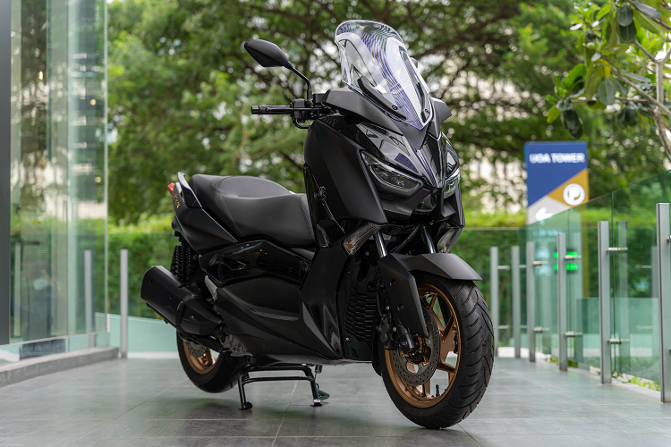 Về ngoại hình, Yamaha Xmax 300 có các kích thước rất phù hợp với thể trạng người Việt Nam, như trọng lượng ướt chỉ 179kg, chiều cao yên xe chỉ 795mm hay chiều dài cơ sở chỉ 1.540mm - ngắn nhất trong phân khúc, tức chỉ hơn đàn em NVX 155cc chưa tới 200mm. Xe sở hữu phần đầu đèn góc cạnh, hệ thống đèn chiếu sáng LED ba tầng và những đường nét góc cạnh khắp thân xe.