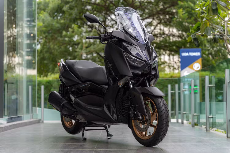 Về ngoại hình, Yamaha Xmax 300 có các kích thước rất phù hợp với thể trạng người Việt Nam, như trọng lượng ướt chỉ 179kg, chiều cao yên xe chỉ 795mm hay chiều dài cơ sở chỉ 1.540mm - ngắn nhất trong phân khúc, tức chỉ hơn đàn em NVX 155cc chưa tới 200mm. Xe sở hữu phần đầu đèn góc cạnh, hệ thống đèn chiếu sáng LED ba tầng và những đường nét góc cạnh khắp thân xe.