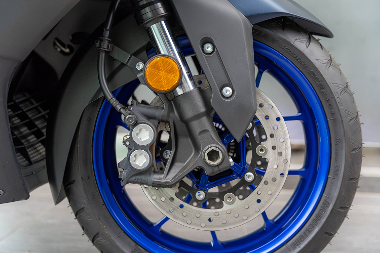 Tmax 560 2022 được trang bị khung sườn nhôm đúc die-cast trụ đôi (twin spar) bố cục nan kép trọng lượng nhẹ và hệ thống treo tiêu chuẩn của xe phân khối lớn. Động cơ 560cc được gắn trực tiếp vào khung sườn này để mang lại trọng tâm thể thao và hiệu suất xử lý chính xác hơn. Các thiết lập về hệ thống treo cũng đã được tinh chỉnh so với phiên bản cũ. 