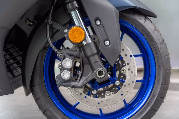 Tmax 560 2022 được trang bị khung sườn nhôm đúc die-cast trụ đôi (twin spar) bố cục nan kép trọng lượng nhẹ và hệ thống treo tiêu chuẩn của xe phân khối lớn. Động cơ 560cc được gắn trực tiếp vào khung sườn này để mang lại trọng tâm thể thao và hiệu suất xử lý chính xác hơn. Các thiết lập về hệ thống treo cũng đã được tinh chỉnh so với phiên bản cũ. 