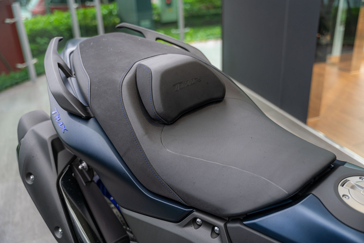 Xe sử dụng hệ thống phuộc KYB hành trình ngược ở phía trước, và phuộc sau KYB dạng monoshock được thiết kế ẩn dưới gầm và bắt trực tiếp lên gắp sau thay vì sử dụng một cặp phuộc đôi như các dòng xe tay ga thông thường. Kết hợp cùng mâm xe 5 chấu tôi nhiệt (Spin Forged) kích thước 15 inch, lốp xe Bridgestone Battlax Scooter SC2F thế hệ mới nhất. 