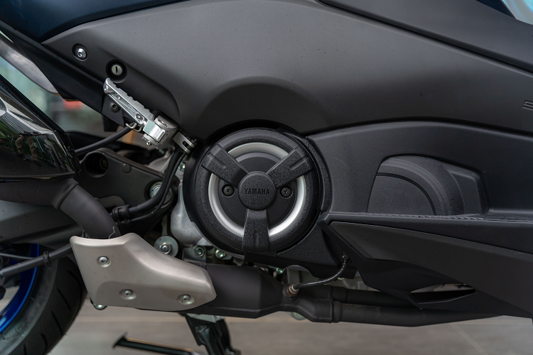 Hệ thống treo của Xmax 300 sử dụng phuộc KYB ống lồng kẹp đôi phía trước và phuộc KYB giảm xóc đôi tùy chỉnh tải trọng ở phía sau, đi kèm cặp lốp xe Michelin City Grip thế hệ 2 kích thước lớn 15 inch trước và 14 inch sau, với độ bám đường tốt, giúp người lái cảm nhận xe tốt hơn và cải thiện độ ổn định ở tốc độ cao. 