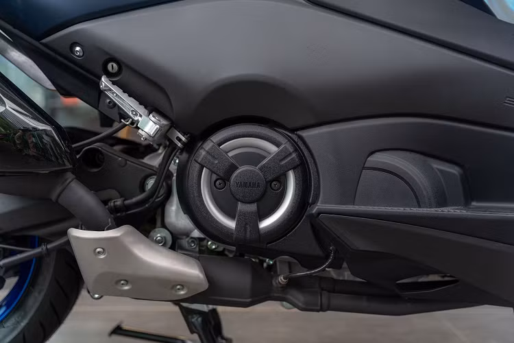 Hệ thống treo của Xmax 300 sử dụng phuộc KYB ống lồng kẹp đôi phía trước và phuộc KYB giảm xóc đôi tùy chỉnh tải trọng ở phía sau, đi kèm cặp lốp xe Michelin City Grip thế hệ 2 kích thước lớn 15 inch trước và 14 inch sau, với độ bám đường tốt, giúp người lái cảm nhận xe tốt hơn và cải thiện độ ổn định ở tốc độ cao. 