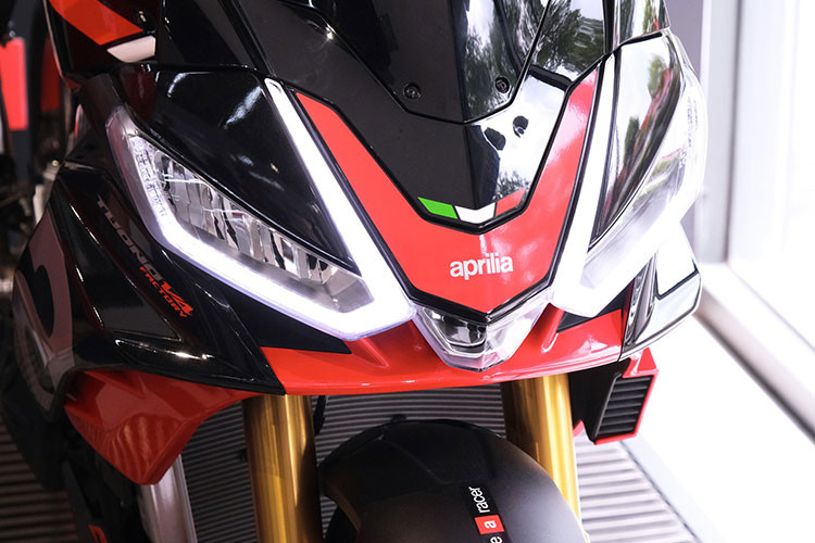 Xe được trang bị đồng hồ thông số dạng màn hình TFT cũng đã được bổ sung giao diện để có thể hiển thị được nhiều thông tin và chức năng tuỳ chỉnh hơn. Đi kèm đó là 6 chế độ lái khác nhau, gồm 3 chế độ đường đua và 3 chế độ đường phố.