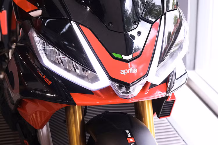 Xe được trang bị đồng hồ thông số dạng màn hình TFT cũng đã được bổ sung giao diện để có thể hiển thị được nhiều thông tin và chức năng tuỳ chỉnh hơn. Đi kèm đó là 6 chế độ lái khác nhau, gồm 3 chế độ đường đua và 3 chế độ đường phố.