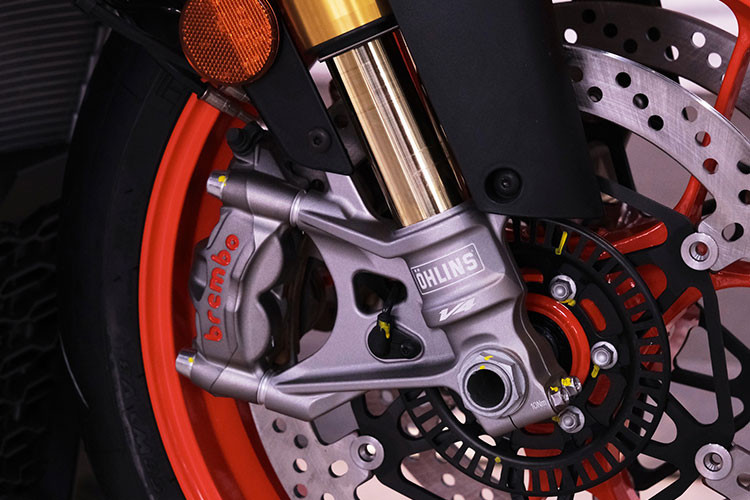 Đồng thời với việc nâng cao phần tay lái để hỗ trợ tài xế, yên và gá để chân dành cho người ngồi sau, Tuono V4 cũng đã được cải thiện với diện tích lớn hơn, nhằm đem lại sự thoải mái cho hành khách.