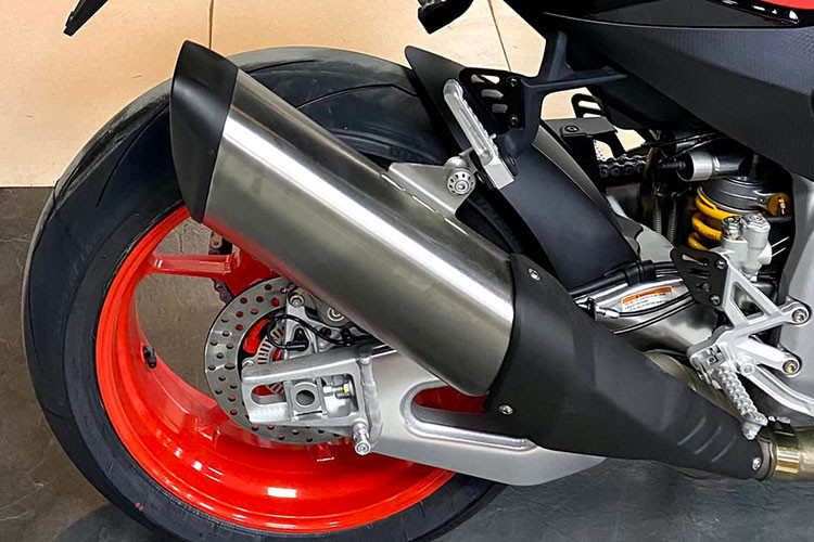 "Món đặc sản" khiến Tuono V4 trở thành chiếc Naked thể thao đặc biệt nhất chính là khối động cơ V4 65° trứ danh từ Veneto: Công suất 175 mã lực và mô-men xoắn 121 Nm đại diện cho sức mạnh thống trị phân khúc.