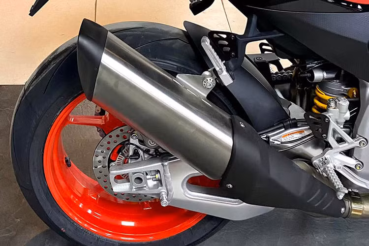 "Món đặc sản" khiến Tuono V4 trở thành chiếc Naked thể thao đặc biệt nhất chính là khối động cơ V4 65° trứ danh từ Veneto: Công suất 175 mã lực và mô-men xoắn 121 Nm đại diện cho sức mạnh thống trị phân khúc.