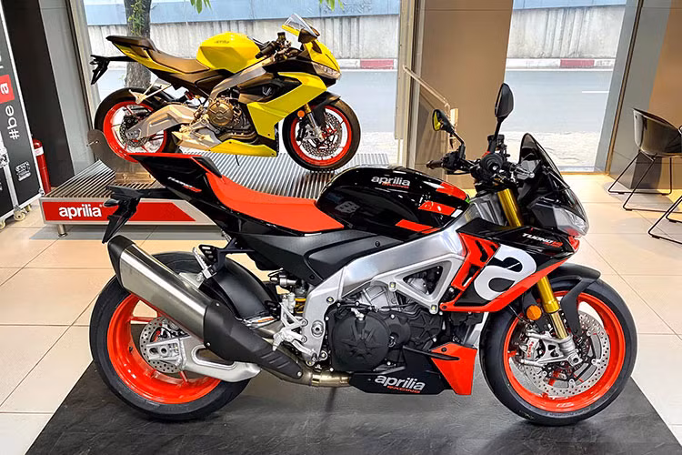 Lấy cảm hứng từ đàn em RS660, Aprilia Tuono V4 2022 mới sở hữu bộ mặt rất đặc trưng của thương hiệu mô tô Italia. Phần đầu xe được chia làm ba cụm với hệ thống đèn LED định vị hình chữ V dữ dằn. Hai bên cạnh là hệ thống đèn chiếu sáng chính với ba khoang LED.