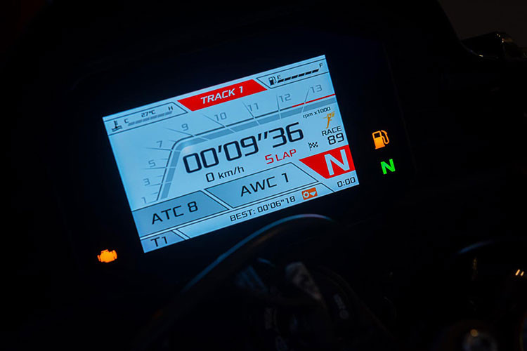 Với mỗi chế độ, xe sẽ tự động kiểm soát lực kéo, Kiểm soát bốc đầu, phanh động cơ, ABS và các thông số khác thông qua ECU Marelli 11MP và nền tảng quán tính sáu trục mới vô cùng mạnh mẽ.