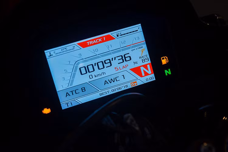 Với mỗi chế độ, xe sẽ tự động kiểm soát lực kéo, Kiểm soát bốc đầu, phanh động cơ, ABS và các thông số khác thông qua ECU Marelli 11MP và nền tảng quán tính sáu trục mới vô cùng mạnh mẽ.